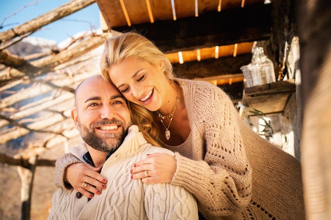 Christa Rigozzi mit Gio 2021 Hair&Make-Up/Styling: Julia Grunz Jewelry: Bulgari, Uhr: Omega, Shoes: Christa X VARESE by Ochsner Shoes Interior: Teppich by Minotti, Kissen. Kerzen, Decke by Manor, Tablet mit div. Windlichtern bei Micasa