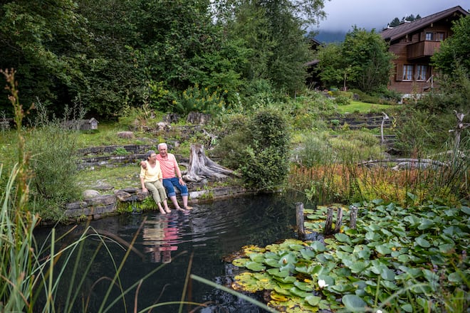 Der ehemalige Fussballtrainer Hanspeter Latour in seinem Naturnahen Garten von seinem Ferienhaus im Eriz. Die Natur und die Biodiversitaet ist seine grosse Leidenschaft.zusammen mit deiner Frau (Thilde) Mathilde. Bild © Remo Naegeli
