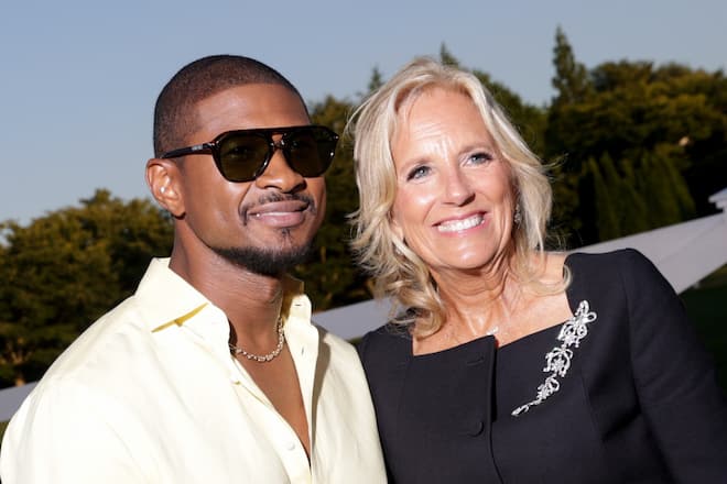Ein ungewöhnliches Bild: Usher und Jill Biden bei der Fashionshow von Ralph Lauren.