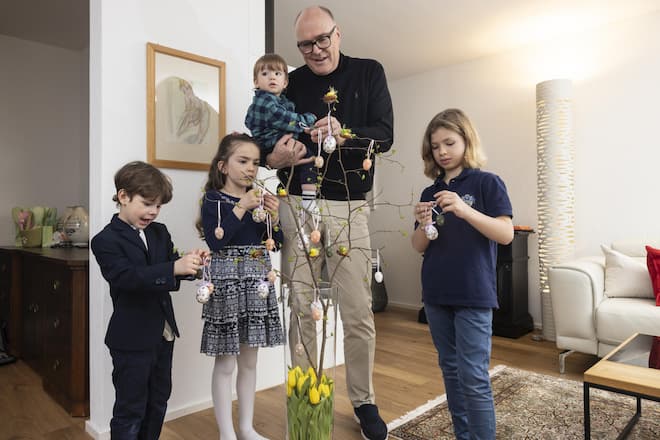 <p>«Vovô» – so nennen die vier Enkel ihren Grossvater – erzählt immer spannende Geschichten. Yaron, Elin, Yoah und Enea geniessen die gemeinsame Zeit.</p>