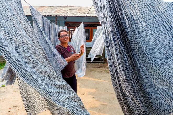 Im Hof der Women’s Foundation hängen die Schals nach dem Färben zum Trocknen auf.