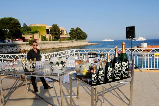 Fürst Albert und Charlene Hochzeitsvorbereitungen Buffet-Aufbau