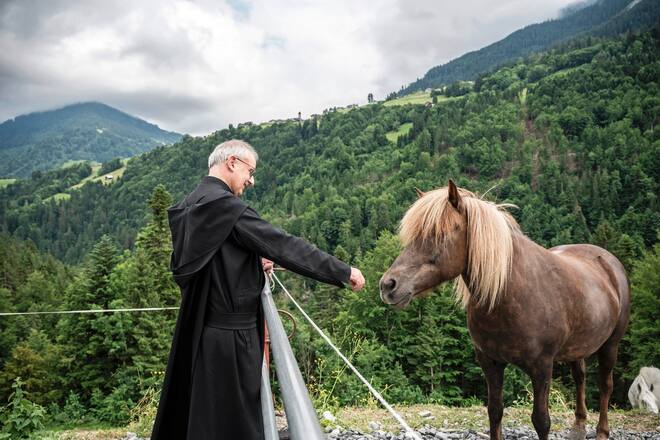 ST. GEROLD, 22.06.2021 - Pater Martin mit einem Pferd, das zur Therapie gehoert welche die Probste fuer geistig beintraechtigte Menschen anbietet. Der ehemalige Abt des Klosters Einsiedeln fuehrt seit August 2020 als Probst die Probstei St. Gerold im gleichnamigen Ort in Oesterreich. Die Probstei ist im Besitz des Kloster Einsiedeln. PHOTO BY PASCAL MORA