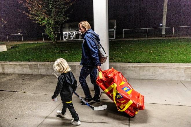 WALLISELLEN, 07.10.2018 - Reportage ueber die Eishockey-Familie Meichtry aus Wallisellen, wo 3 von 4 Buben Eishockey spielen und Vater Patrick schonals Eishockeyprofi gespielt hat. Fruehmorgens unm 06:30 bringt Patrick Meichtry Sohn Nayel am Sonntagmorgen zum Spiel des EHC Wallisellen. PHOTO BY PASCAL MORA