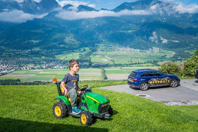 Foto: Joseph Khakshouri 02.06.2022 Megawatt Frontman, Thomas Graf, zu besuch bei Rino und seiner Familie. Er war die Inspiration für das Lied âFlügel us Stahlâ. Rino hatte im Mutterleib einen Schlaganfall und ist seitdem teils gelähmt. Thomas Graf ist bei der Familie sehr beliebt und wird als guter Freund begrüÃt. Rino ist von Fahrzeugen begeistert Thomas zeigt ihm sein Auto und danach fährt Rino mit seinem Traktor vor. Bad Ragaz (SG)