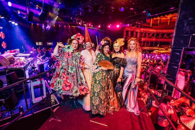 Die Zürcher Kantonsrätin Tamara Fakhreddine (2. v. l.) mit ihren «Fantasy-Feen» Ingrid Heinsch, Sherry Trainor, Stefanie Steiner und Daniela Zuppa (v. l.) im Opernhaus.