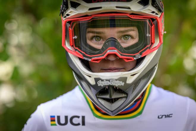 Camille Balanche schreibt Geschichte, Sie holt die erste Schweizer Goldmedaille bei der Frauen Downhill Elite. Bild © Remo Naegeli
