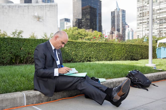 GP07 / Titel innen © Keystone Swiss Federal President Alain Berset makes notes during a short break between bilateral meetings, at the 73rd session of the General Assembly of the United Nations at United Nations Headquarters in New York, New York, USA, September 26, 2018. (KEYSTONE/Peter Klaunzer)