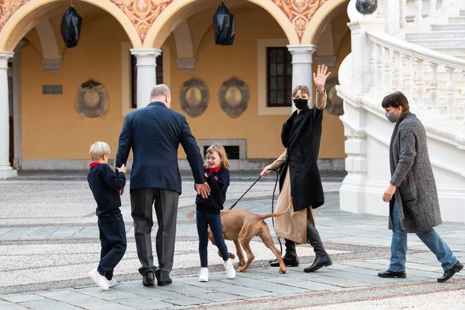 Fürst Albert mit Fürstin Charlène Prinz Jacques und Prinzessin Gabriella