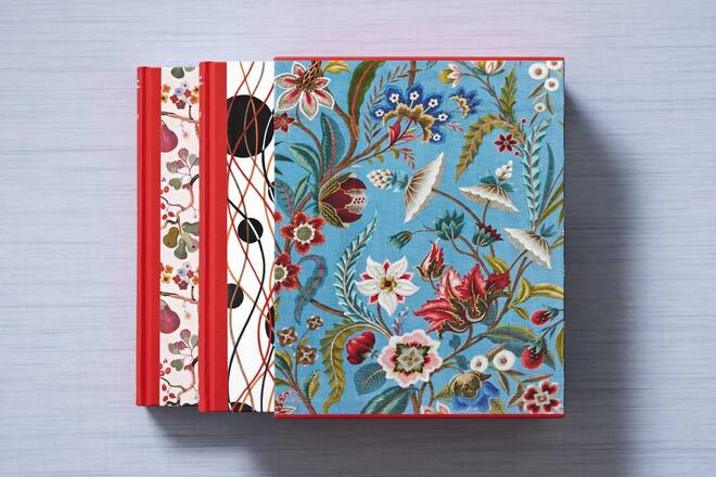Buch im Doppelband mit buntem Blumendruck liegt auf Fäche