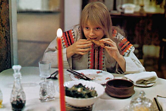 THE LITTLE GIRL WHO LIVES DOWN THE LANE, Jodie Foster, 1976 Courtesy Everett Collection PUBLICATIONxINxGERxSUIxAUTxONLY Copyright: xCourtesyxEverettxCollectionx M8DLIGI EC010