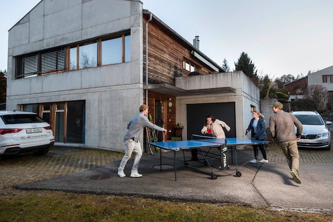 FLIMS, 28.11.2020 - Homestory ueber Andri Ragettli. Hier die ganze Familie beim Ping-Pong spielen vor ihrem Haus in Flims. PHOTO BY PASCAL MORA