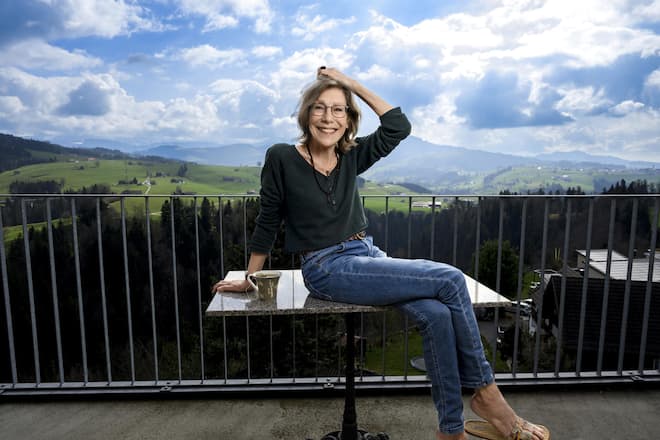 <p>«Hier bin ich zur Ruhe gekommen», sagt Sue Schell vor ihrem Zuhause mit Blick über das Appenzellerland.</p>