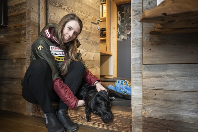 Die neue Weltmeisterin hat auch tierische Fans: Im Hotel Alpin Juwel spielt Rast mit Hotelhündin Ilvy.