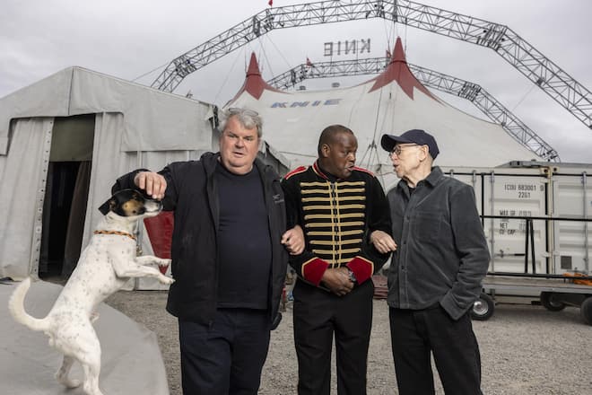 Im Circus Knie treffen Mike Müller und Viktor Giacobbo immer wieder alte Bekannte. Beispielsweise den langjährigen Mitarbeiter Aomar Habboun.