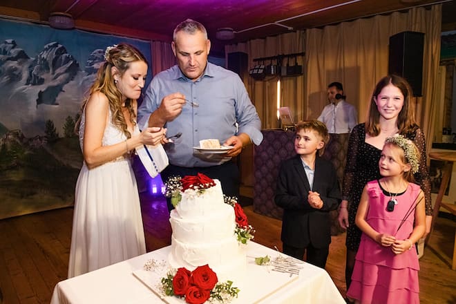 <p>Nöldi probiert die Hochzeitstorte. «Seit ich Seraina kenne, habe ich über 20 Kilo zugenommen. Sie kocht einfach zu gut. Und riesige Portionen!»</p>