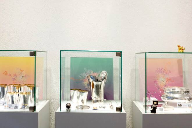 drei Vitrinen eines Schmuckladens mit Silberware