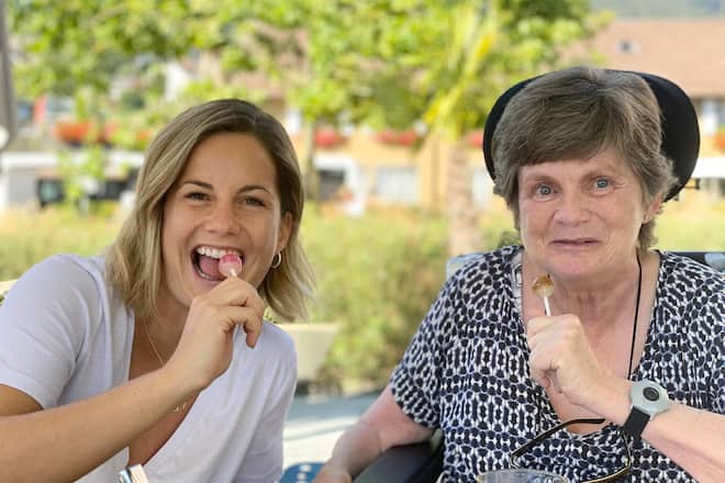 Fabienne Bamert mit ihrer Mutter