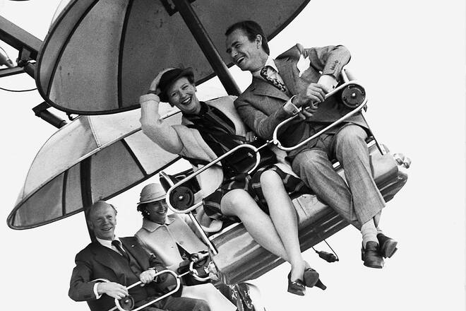 Prinzgemahl Henrik (DK), Königin Margrethe (DK), (c) dana press photo - sitzen, lächeln, Hut, Freizeit foto: Henning Bagger/Scanpix. 1984.-Aarets Pressefoto. Juni 1984. sw.retro. Karussell fahren, tivoli. Hjallerup, Markt. . *** Local Caption *** 00016320