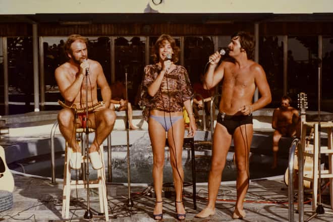 <p>Schnappschuss: Das Trio Peter, Sue & Marc auf einer Kreuzfahrt in den 70er-Jahren. «Da waren wir zum Anbeissen schön», lacht Sue.</p>
