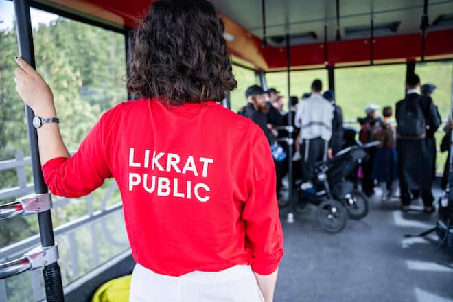 Foto: Joseph Khakshouri, 18-19.08.2024 Jüdische Gäste in Davos Likrat Mitglieder treffen sich im Migros Resti um Ihren Tag zu besprechen Davos (GR) Jüdische Gäste in Davos