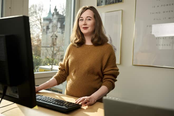 <p>«Bei sehr schambehafteten Themen kann es in einem ersten Schritt gut sein, sich an die künstliche Intelligenz zu wenden»: Hannah Süss in ihrem Büro in Zürich.Die 33-Jährige ist Leitende Psychologin an der Psychiatrischen Universitätsklinik Zürich. Sie ist spezialisiert auf Kinder- und Jugendpsychiatrie. Ihr Interesse für Psychologie entstand im Jugendalter beim Lesen von Biografien. Sie erwartet ihr zweites Kind.</p>