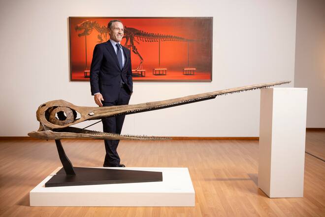 Cyril Koller im Ausstellungsraum T-Rex Versteigerung