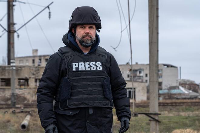 <p>David Nauer als Reporter an der Front im ukrainischen Donbass.</p>
