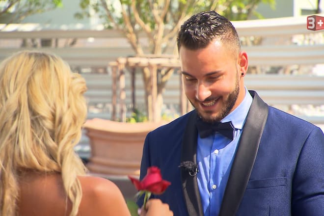 Bachelorette 2020 Chanelle überreicht Mike die letzte Rose