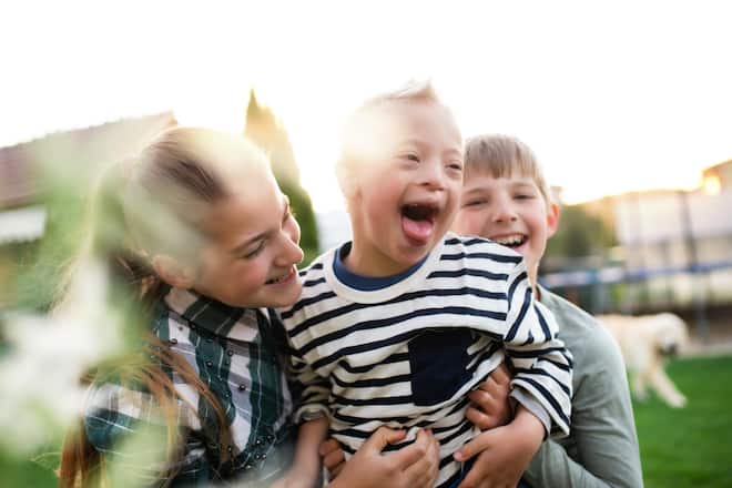 <p>Trisomie 21 bezeichnet eine genetische Besonderheit, bei der ein Mensch drei statt zwei Exemplare des Chromosoms 21 in seinen Zellen hat.</p>