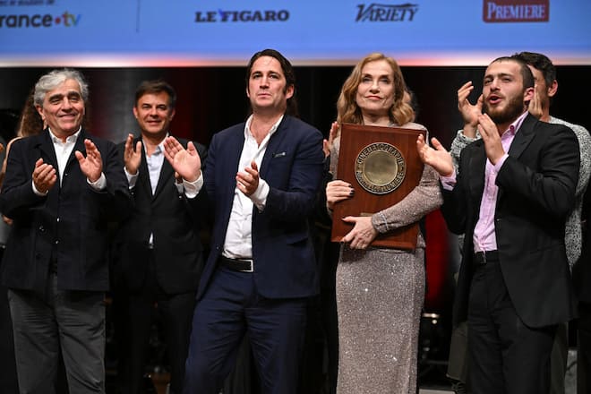 <p>Filmverrückte Familie: Isabelle erhält den Prix Lumière am Filmfestival Lyon, mit Ehemann Ronald Chammah (l.) und den Söhnen Lorenzo und Angelo (r.).</p>
