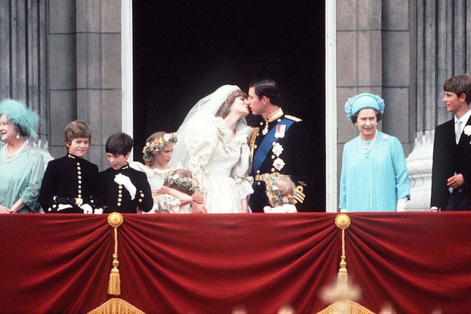 <p>Ein Bild für die Geschichtsbücher: Der damalige Prinz Charles und Prinzessin Diana küssen sich auf dem Balkon des Buckingham Palasts anlässlich ihrer Hochzeit am 29. Juli 1981.</p>