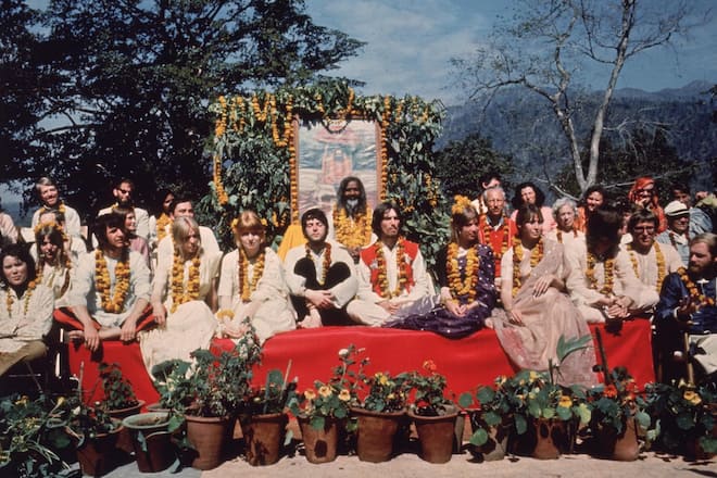 <p>Flower-Power: die Beatles mit Paul McCartney, John Lennon, George Harrison und Ringo Starr (v. l.) im Ashram von Maharishi Mahesh Yogi (M.) in Rishikesh.</p>