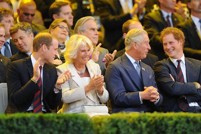 <p>Ein Bild aus glücklichen Tagen: König Charles mit Königin Camilla und seinen Söhnen, Thronfolger Prinz William und Prinz Harry (r.).</p>