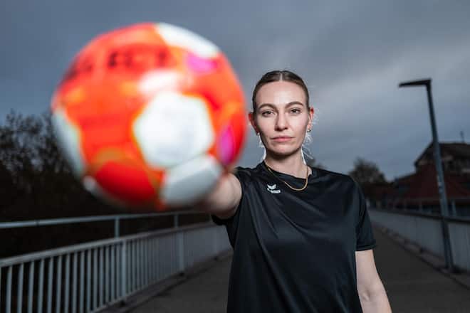 Den Ball fest im Griff. Mit über 120 Kilometern pro Stunde schiessen Angreiferinnen auf Lea Schüpbach. «Ich liebe dieses Explosive.»