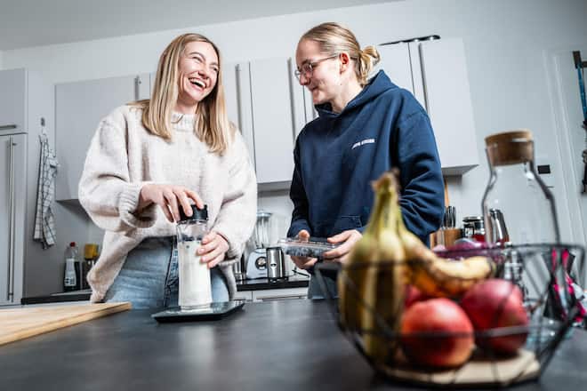 Gute Freundinnen: Lea Schüpbach und Verena «Ossi» Osswald (r.) beim Mixen eines Proteinshakes.