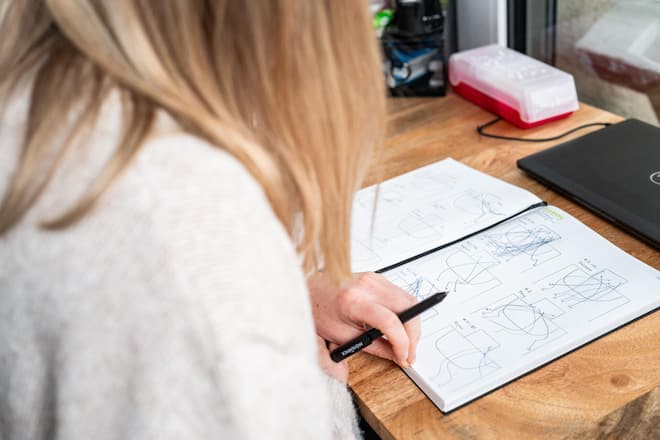 Vorbereitung: Wohin schiessen die Angreiferinnen am meisten? Lea zeichnets vor den Spielen in ihr Analysebuch.