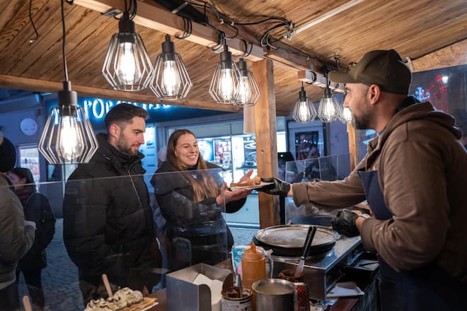 <p>Nationaldessert in Frankreich: Moser und Bozon schlemmen Crêpes – sie mit Marronicreme, er mit Puderzucker.</p>