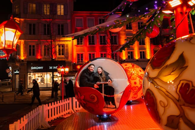 «Langsam, sonst wird uns schlecht!», ruft das Paar auf dem Karussell des Weihnachtsmarkts in Montbéliard.