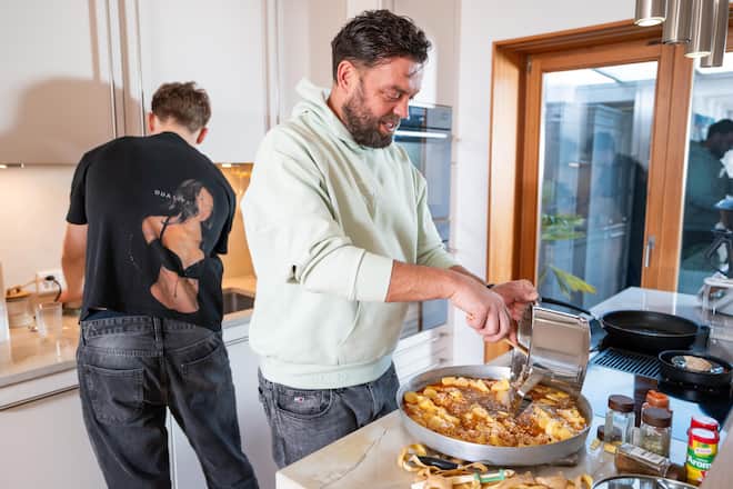 «Oriz me Mish»: Fleisch und Reis ins runde Blech und ab in den Ofen! Vater Florim und Sohn Floard in der heimischen Küche.