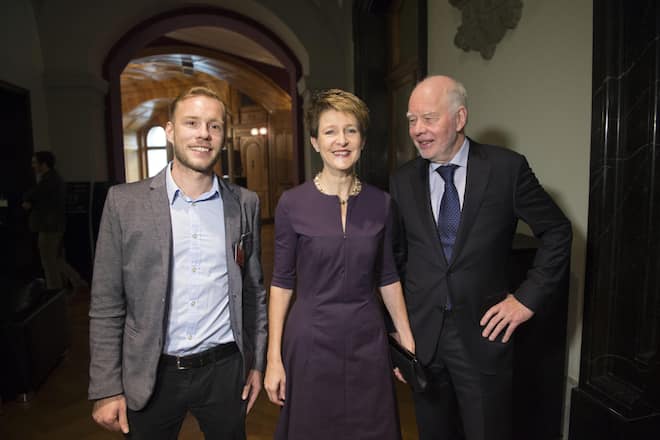 Bei der Wahl zur Bundespräsidentin 2014 mit ihrem Ehemann Lukas Hartmann und Stiefsohn Jonas Lehmann.