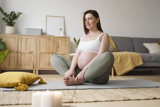 <p>Yoga hilft, während der Schwangerschaft fit zu bleiben und zur Ruhe zu kommen.</p>