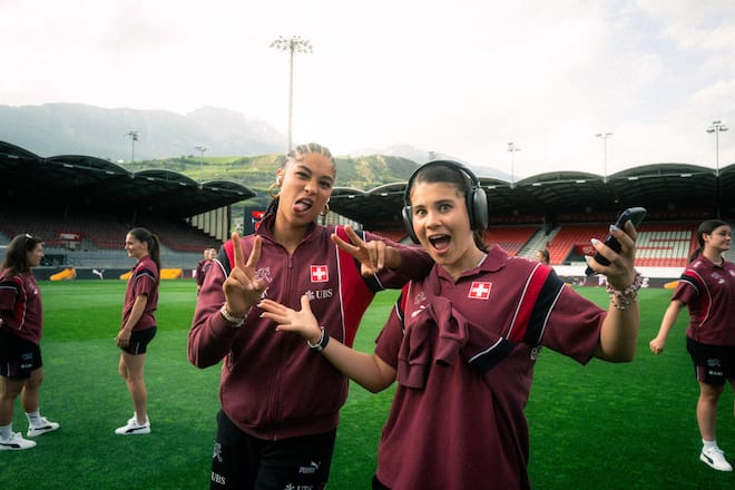<p>Die Küken im Schweizer Team. Sydney Schertenleib, 18 (l.), und Noemi Ivelj, 18, sorgen im Training für Stimmung.</p>