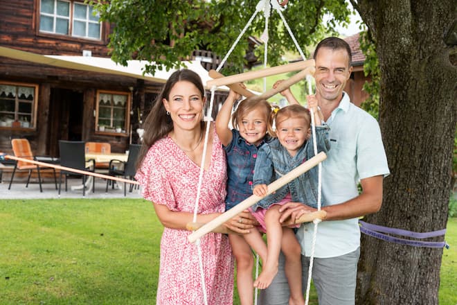 <p>Klettern, lachen, draussen sein: Für Sonia, Lena, Noemi und Stefan ist der Garten der schönste Abenteuerspielplatz.</p>