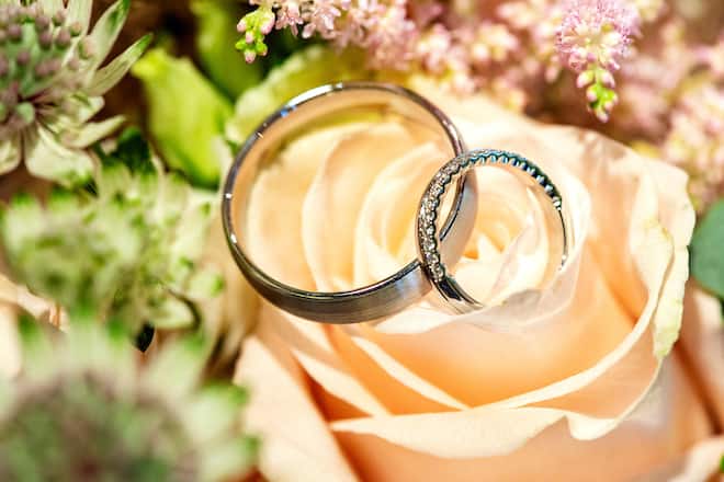 <p>Die Eheringe. Der von Seraina ist mit Diamanten bestückt. Den seinen wechselte Nöldi noch am Hochzeitstag vom Ring – an den kleinen Finger.</p>