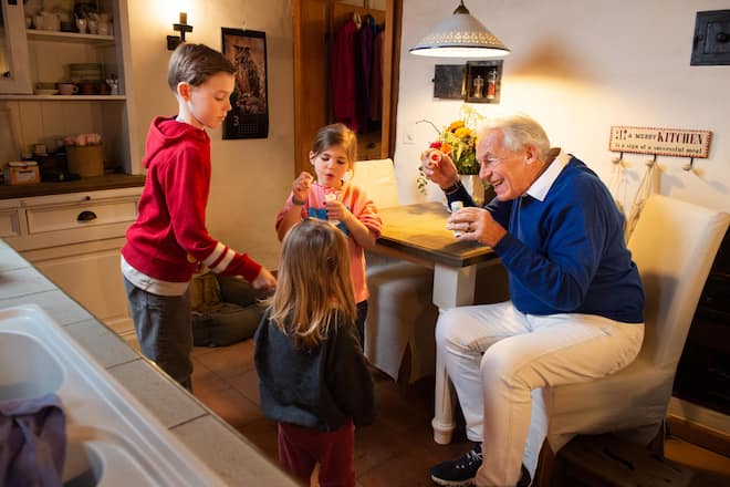 <p>«Seifeblöterle» mit den Enkeln: Die Kids sind gern bei Grosspapi, den sie Pepe nennen. Es gibt immer etwas zu erleben oder zu entdecken.</p>