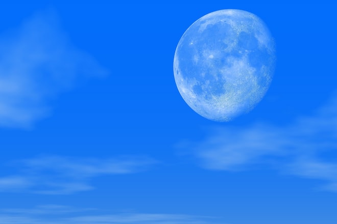 Mond vor blauem Himmel