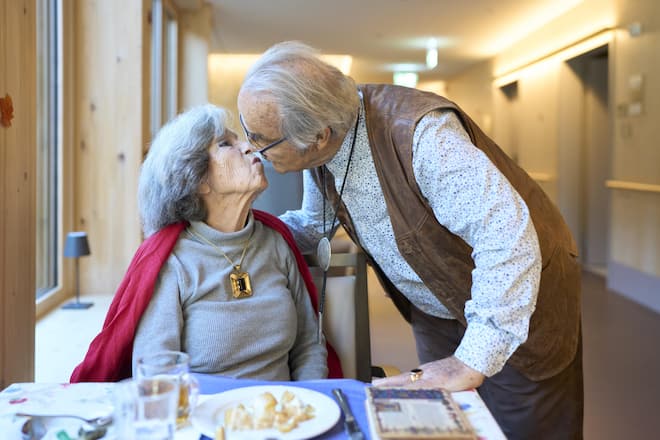 Begrüssung vor ihrem Zimmer im Dominikushaus. Ihren Mann und die zwei gemeinsamen Kinder erkennt Béatrice Zihlmann noch, die vier Enkelinnen verwechselt sie.