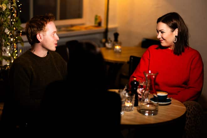 Beim Café im Restaurant Du Nord mit ihrem Kollegen Dominik Waser. «Wenn Jelena sich für ein Anliegen einsetzt, hat das erste Priorität», sagt der Zürcher Gemeinderat.
