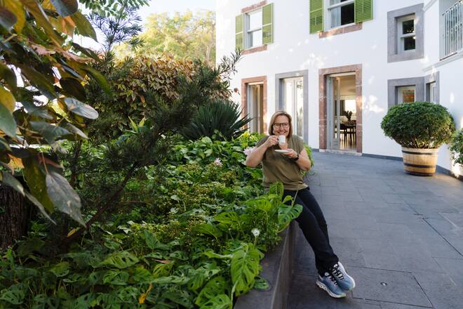 Kurze Pause mit Kaffee: Nicole Pfammatter im Garten des Hotels Quinta Torrinha in Funchal.